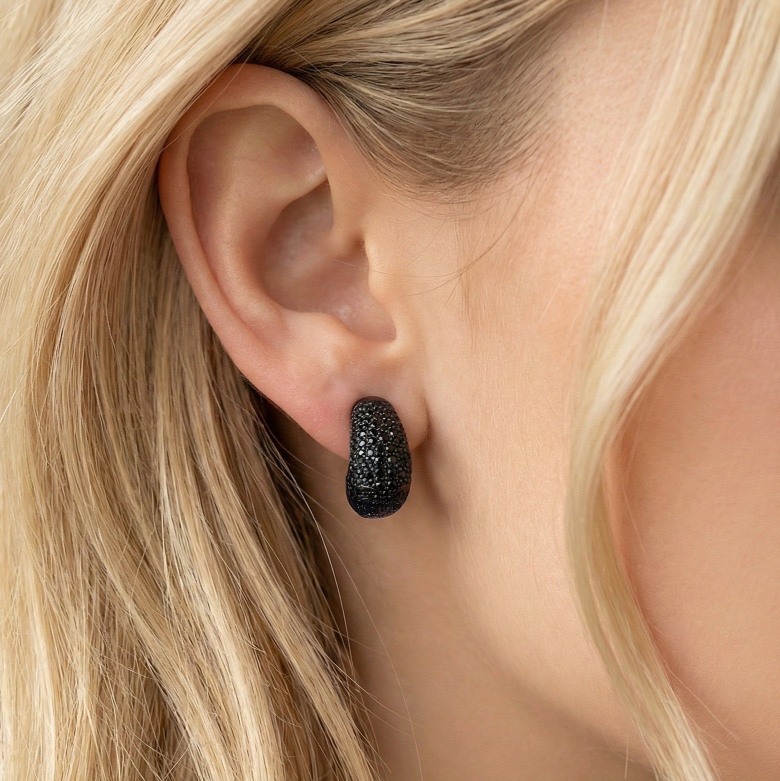 AnLu Ohrstecker Pavé mit Premium Zirkonia – 925 Silber schwarz, vergoldet